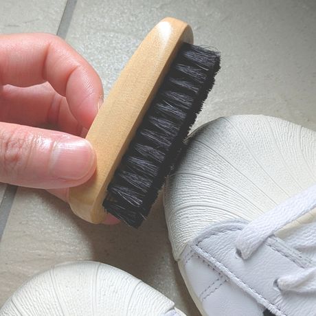 シェルトゥに靴用ブラシを当てている写真