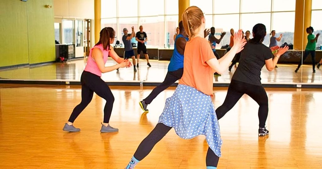 ダンススタジオで複数人がレッスンで踊っている写真